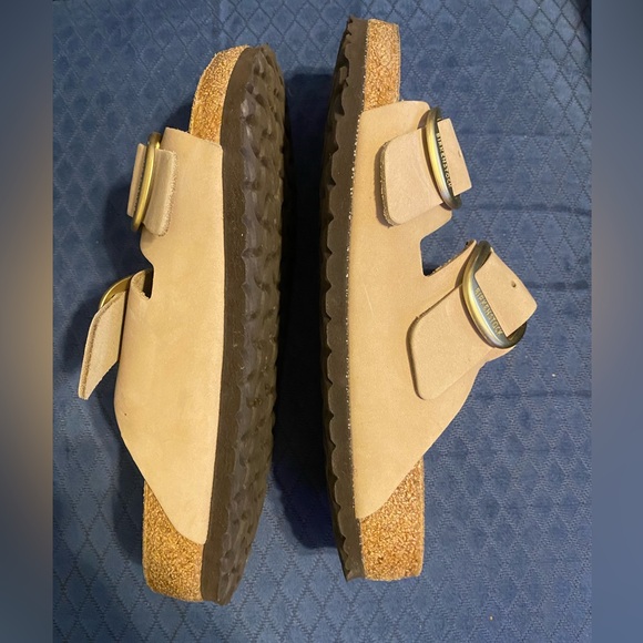 Birkenstock Beige Sandals with Gold Buckles 8-8.5 Size 39. Sandcastle Color EUC - Picture 2 of 16